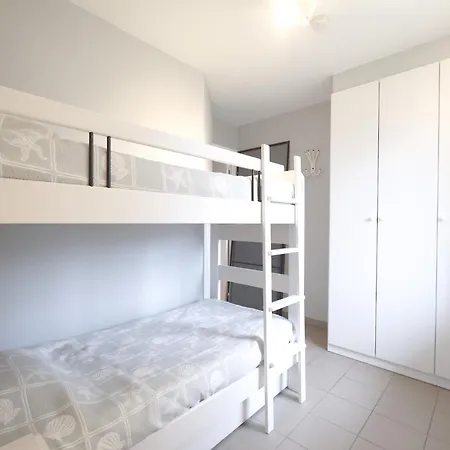 Bright With Terrace In Oostduinkerke, Cleaning Included Apartment Oostduinkerke
